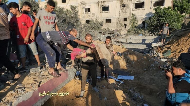 عمليات البحث عن ضحايا قصف الاحتلال لمنازل المواطنين في غزة