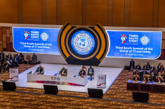 تقلص دور الأمم المتحدة بعد انهيار الثنائية القطبية بتفكك الاتحاد السوفياتي، وانهيار جدار برلين، واعتماد الولايات المتحدة الأميركية على طرقها الخاصة للسيطرة على الوضع الدولي الجديد