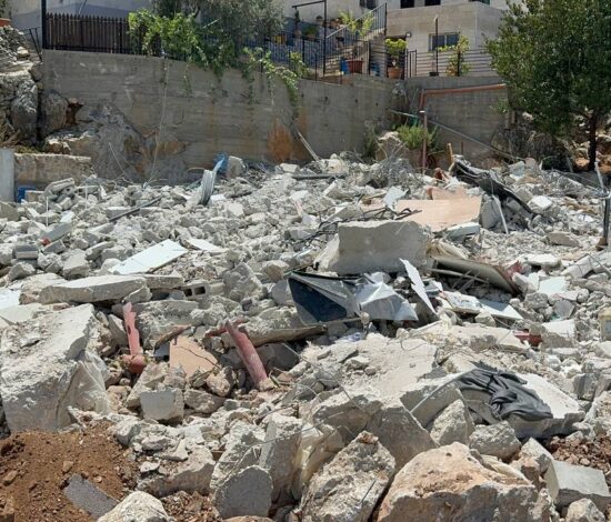 آليات الاحتلال تهدم منزلي الشقيقين مصطفى ومحمود رباح في بلدة الولجة جنوب القدس - تموز 2024