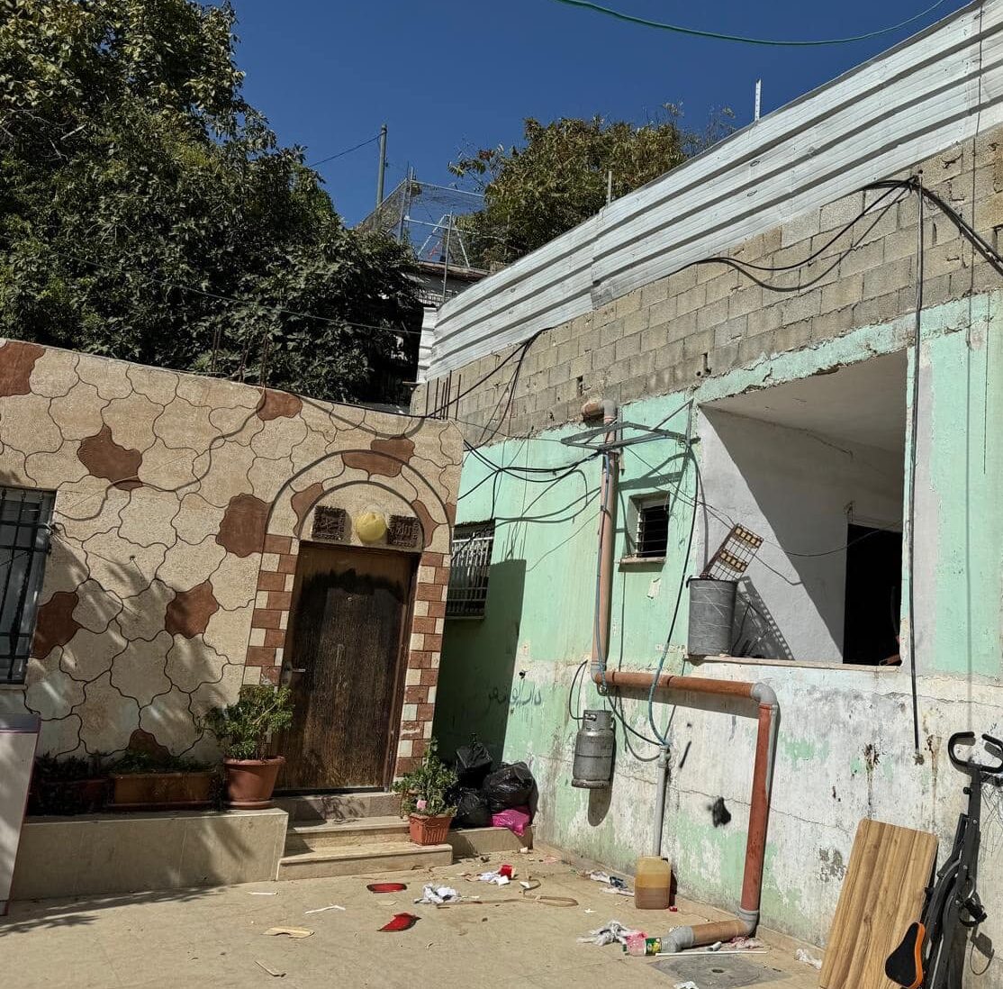أجبر الاحتلال عائلة رويضي على إخلاء منازلها تمهيدًا لهدمها
