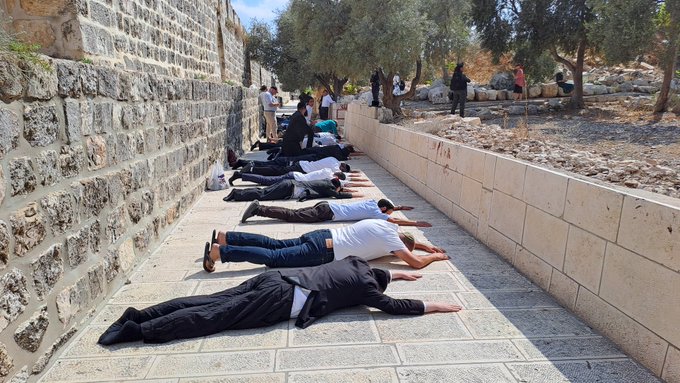 صورة نشرتها "جماعات الهيكل" لمستوطنين يؤدون طقس الانبطاح خلال اقتحام الأقصى - أيلول 2024