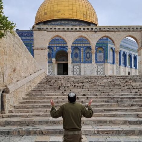 صورة نشرتها "جماعات الهيكل" لأحد جنود الاحتلال يقتحم الأقصى بالزي العسكري