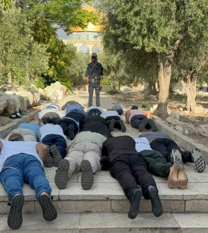 صورة نشرها ناشطون من "جماعات الهيكل" لأداء السجود الملحمي في الأقصى - تموز 2025