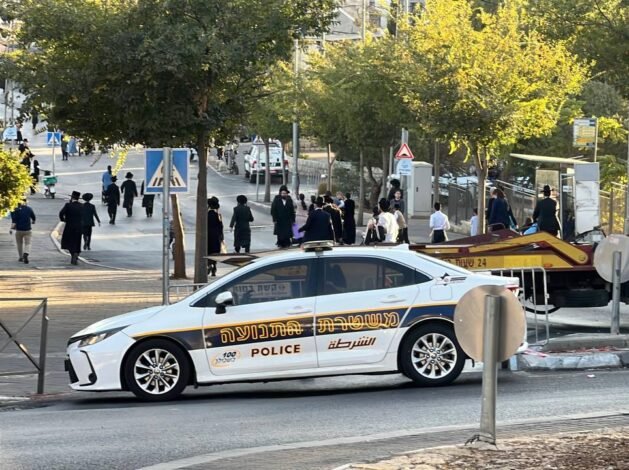 فرض الاحتلال حواجز وإغلاقات في حي الشيخ جراح لتأمين احتفالات للمستوطنين (مركز معلومات وادي حلوة)