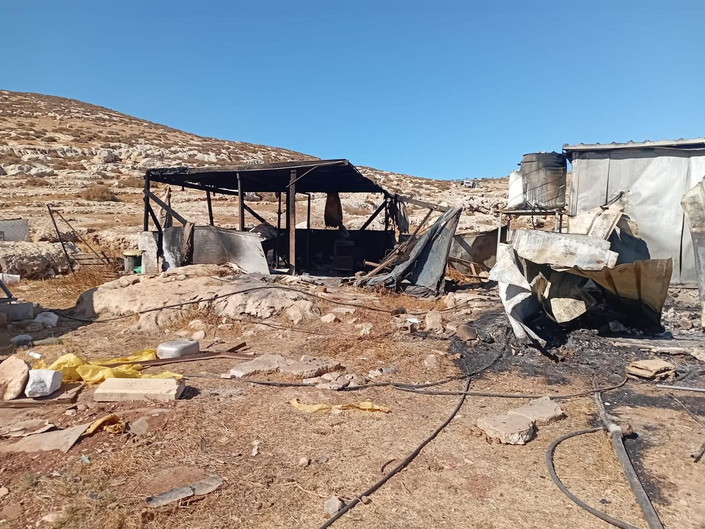 من آثار اعتداء مستوطنين على تجمع خلة السدرة البدوي في تشرين الأول 2025