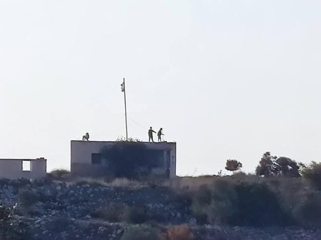 يعتدي المستوطنون على الفلسطينيين وممتلكاتهم في الضفة الغربية بحماية قوات الاحتلال