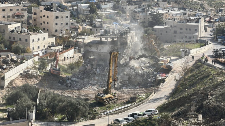 آليات الاحتلال تهدم بناية الوعد في واد قدوم - مركز معلومات وادي حلوة